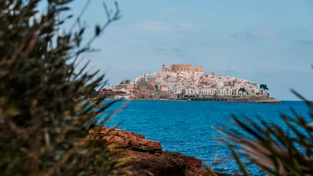Orașul MEDIEVAL cu plaje idilice de pe coasta Mediteranei care îți taie respirația. Este recomandarea verii 2025 de la National Geographic