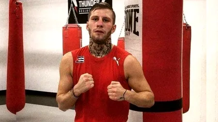 Boxer ucis în fața unui club dintr-o stațiune italiană. Tatăl bărbatului a înjunghiat, ulterior, doi agenți de pază