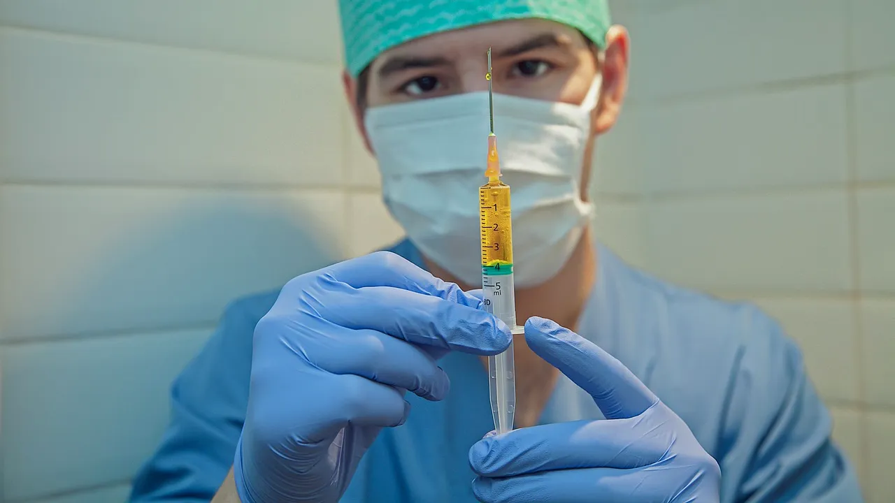 Un indonezian s-a vaccinat de 17 ori pentru a primi bani. El vindea certificatele verzi persoanelor antivacciniste