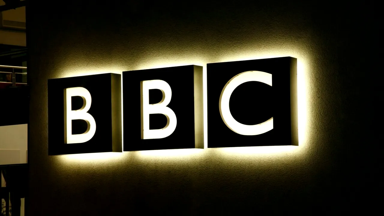 The Guardian: BBC ia în calcul o campanie de externalizare a MII de locuri de muncă. Un gigant tech din SUA ar putea deveni partener