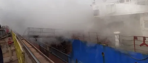 DOBROGEA. Incendiu violent la bordul unei nave ancorate într-un port românesc