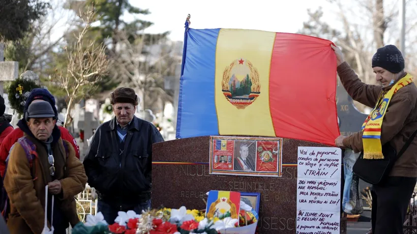 GALERIE FOTO | Nostalgicii comunismului s-au strâns la mormântul soților Ceaușescu, la 34 de ani de la execuție/ Explicația unui sociolog de top