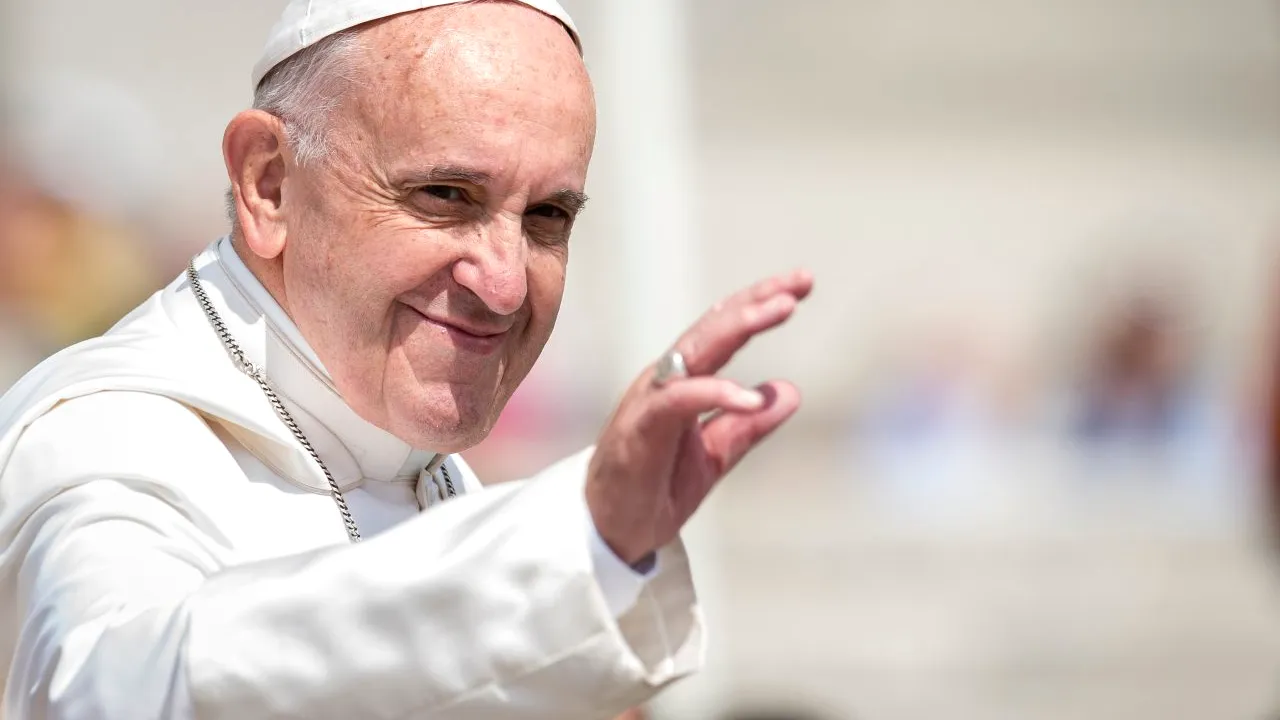 Mesajul Papei Francisc de Crăciun: „Uitați-vă dincolo de lumini și gândiți-vă și la cei săraci”
