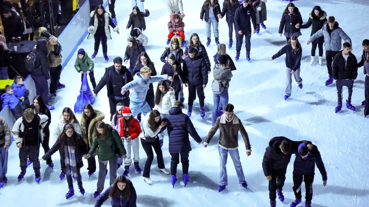 Ce program are patinoarul din Drumul Taberei în prima zi a anului și cât costă accesul sau patinele
