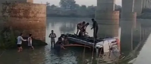 Tragedie în India. Cel puțin 33 de morți după ce un autocar a căzut de pe un pod. VIDEO