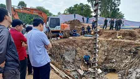Operațiune disperată în Vietnam, pentru salvarea unui băiețel de 10 ani care a căzut în interiorul unui stâlp gol din beton. La acțiune participă sute de oameni