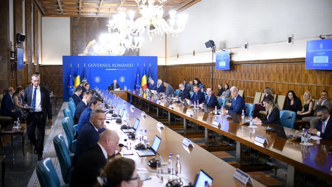 Guvernul Bolojan ia în calcul compensarea „voluntară” pentru prețurile la pompă. Ce presupune