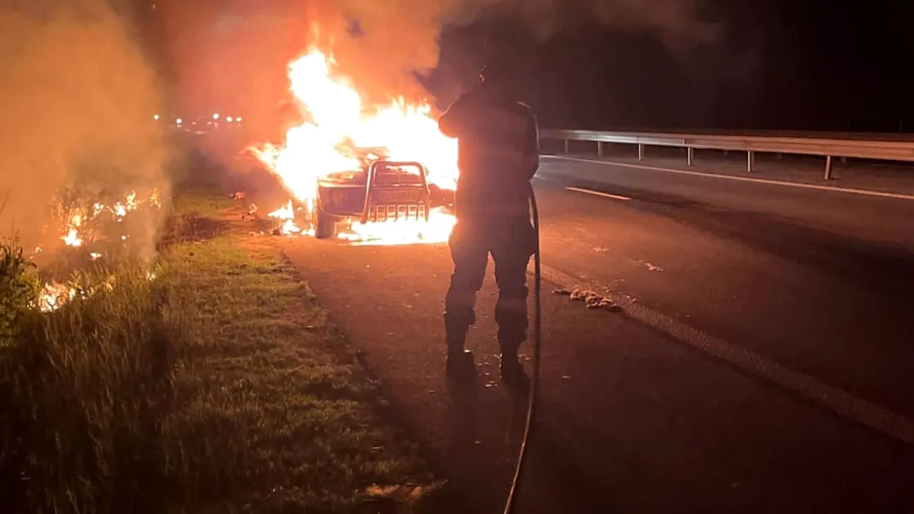 O mașină cu instalație GPL s-a făcut scrum pe A1. Șoferul a reușit să iasă din autoturism și să ceară ajutor