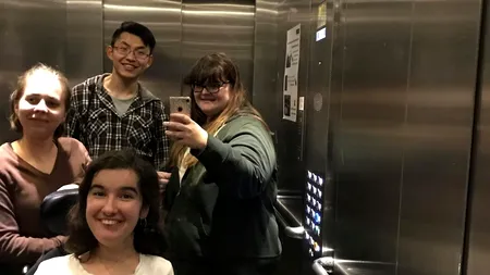 La prima vedere pare o fotografie obișnuită, însă zâmbetele de adolescenți ascund o poveste rară de viață. Catia, tânăra din România care ne demonstrează, în fiecare zi, că SE POATE