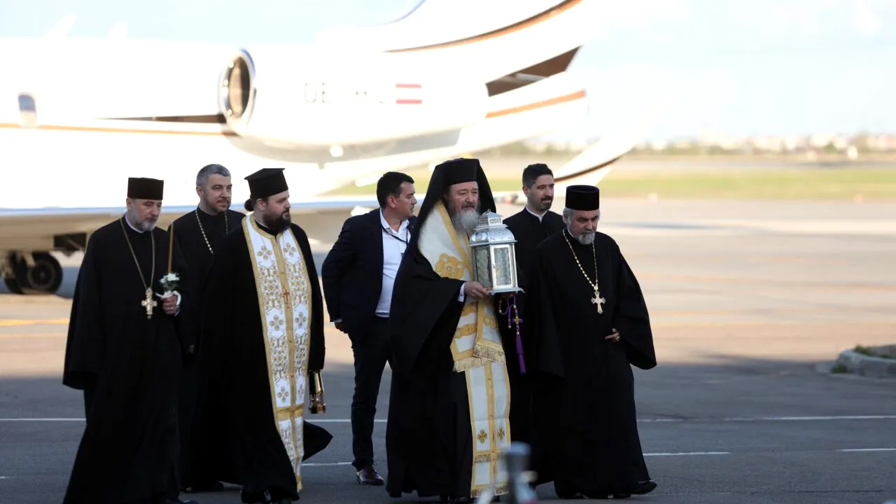 VIDEO | Lumina Sfântă de la Ierusalim a ajuns sâmbătă seara în România. Klaus Iohannis: „Să o primim cu speranță și iubire” / Premierul Nicolae Ciucă: „Să ne călăuzească tuturor gândul şi faptele pentru o lume mai bună”