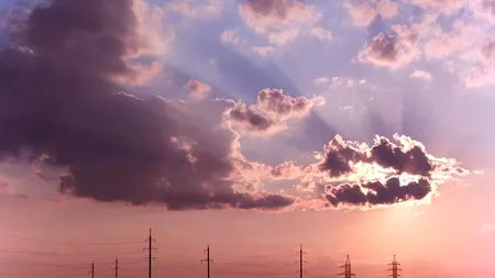 FENOMEN. Un nor de praf saharian ajunge în România. Meteorologii spun că ne vom confrunta și cu un  curent denumit „jet cu ondulații”