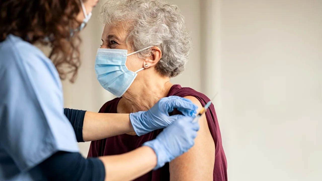 Vaccinurile reduc riscul de transmitere a SARS-CoV-2 - studiu