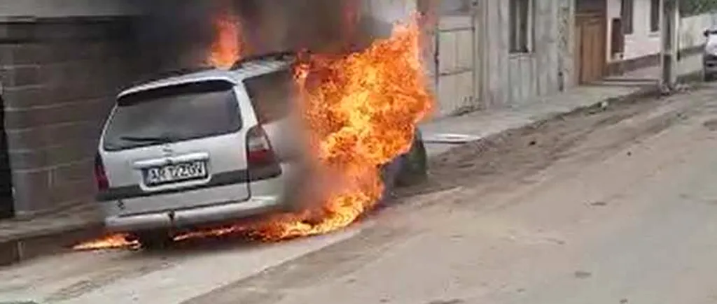 Poveste tragi-comică la Arad! Cum și-a incendiat un bărbat, din greșeală, propria mașină