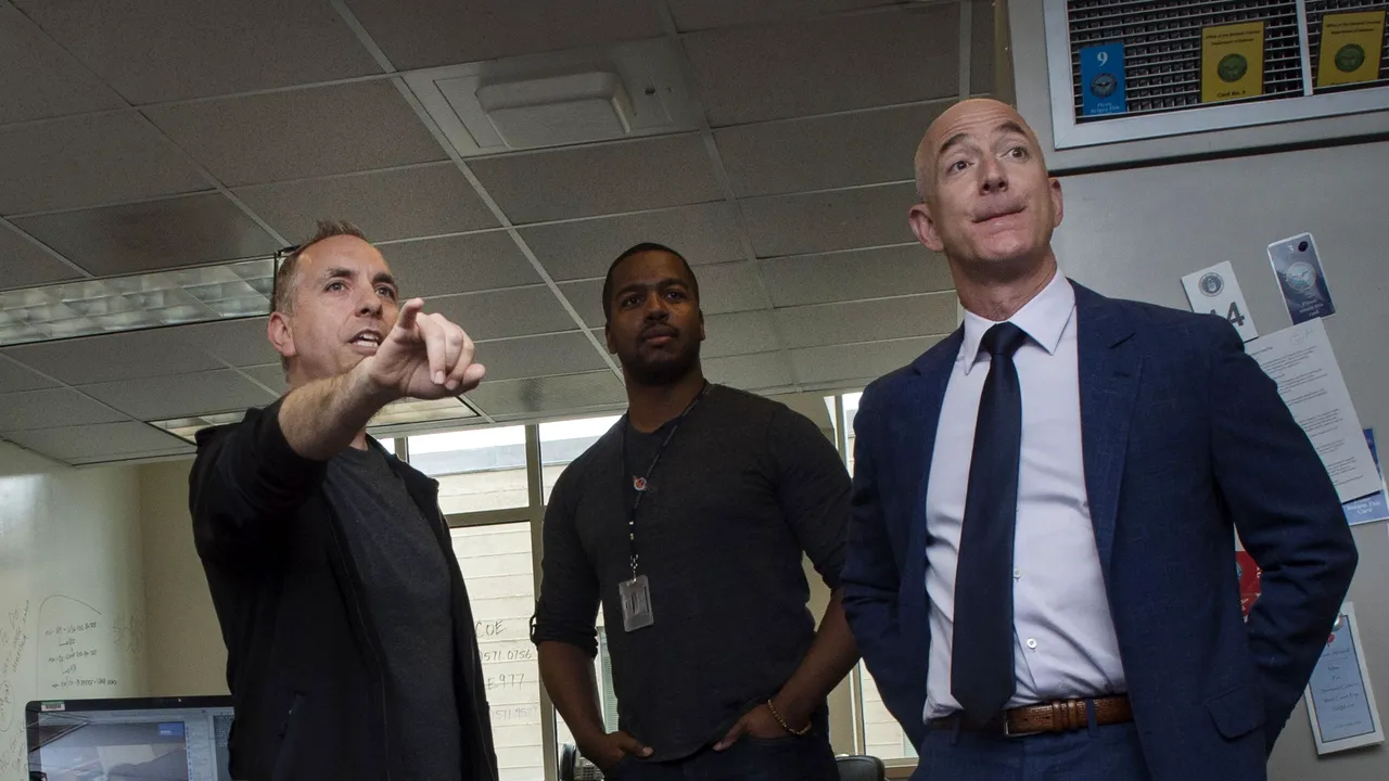 Donald Trump, atac fără precedent la adresa celui mai bogat om din lume: Amazon folosește serviciile poștale americane pe post de „băiat de livrări