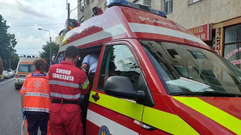 O bătrână a ajuns la spital, după ce și-a prins piciorul între roata unui autobuz și bordură, la Ploiești