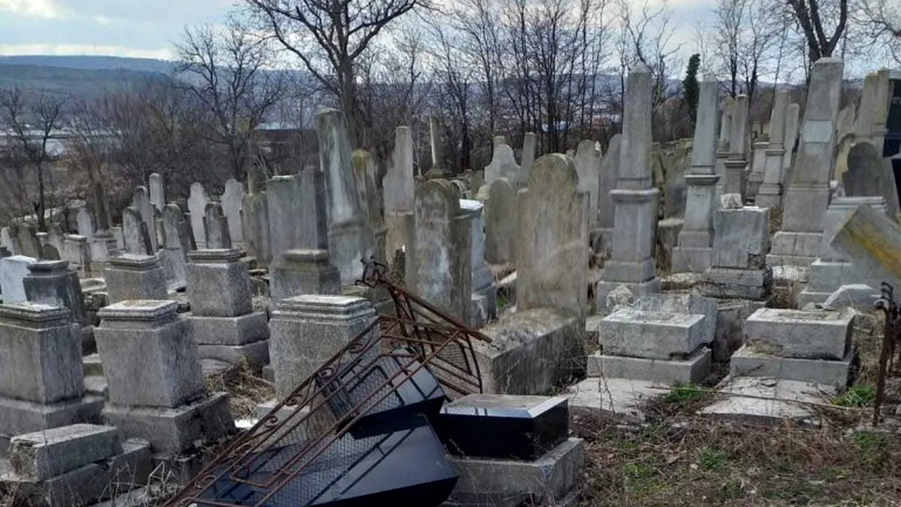 Ca în filmele de groază: Bărbat găsit spânzurat de o cruce, într-un cimitir din Dolj