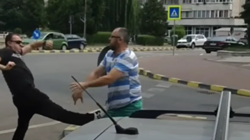 Bătaie în trafic într-un sens giratoriu din orașul Suceava (VIDEO)