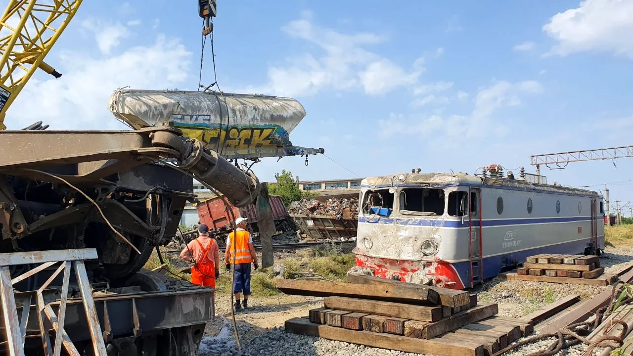 Imagini de la intervențiile din stația Fetești, care sunt în plină desfășurare. Până acum, s-a reușit degajarea unui fir pentru locomotivele electrice (FOTO)