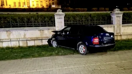 Un șofer a intrat cu mașina în GARDUL Palatului Parlamentului