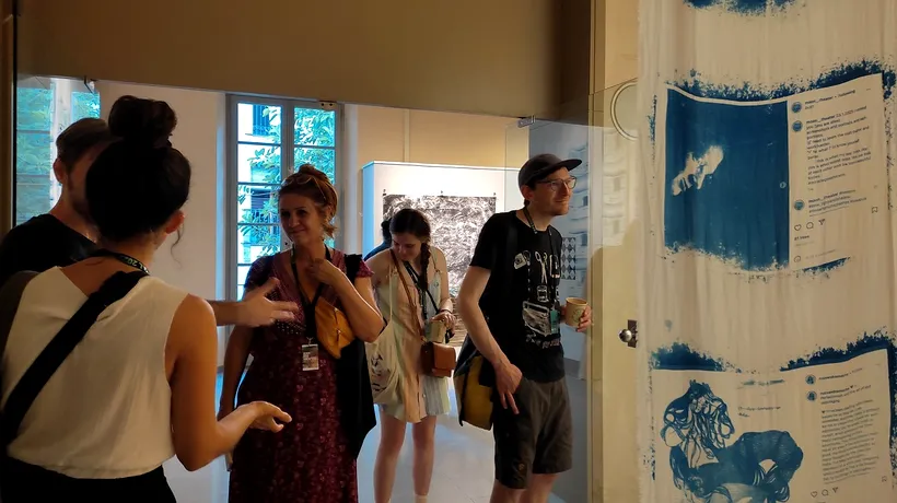 „Share, Tag or Dye Again”, instalația colectivă ce reunește peste 300 de artiști din 35 de țări, între 23 și 30 septembrie, la București