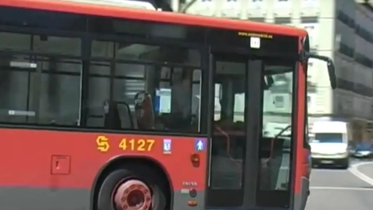 Orașul în care primești amendă dacă te încalci spațiul celorlalți în transportul în comun