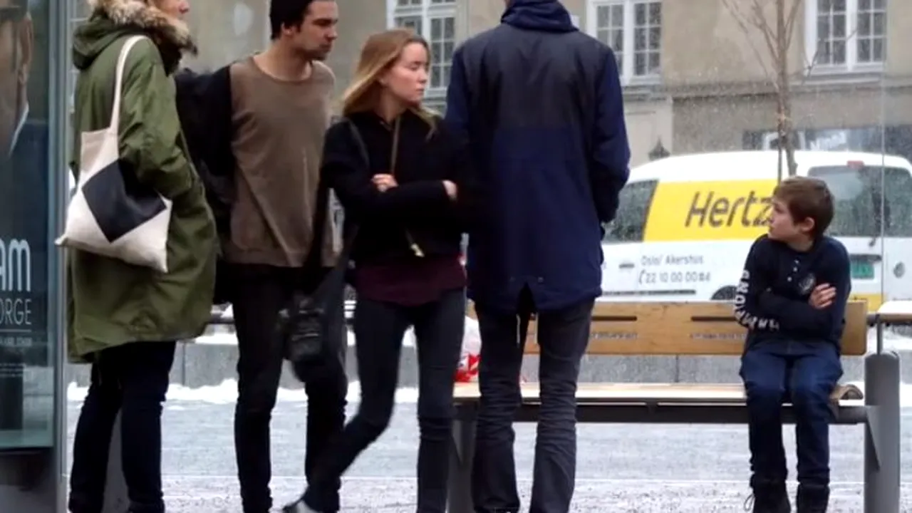 VIDEO. Cum reacționează norvegienii când văd un copil singur în frig