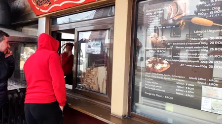 Câți lei costă un kurtos kalacs lângă castelul Bran. Totuși, oamenii stau la coadă