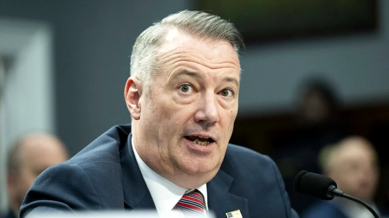 Demisie la vârful ICE. Șeful agenției anti-migrație și-a anunțat plecarea din funcție în plină criză generată de acțiunile violente ale agenților