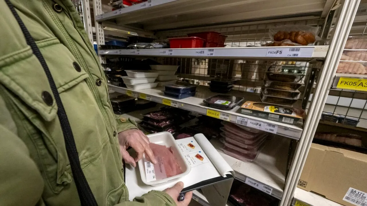 Românii, printre cei afectați de FALSIFICAREA alimentelor. Lista celor mai contrafăcute produse din lume