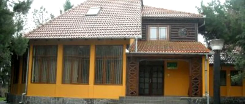 Casele de vânătoare deținute de Ceaușescu în Timiș și Sibiu pot fi închiriate de 1Mai și Paște. Cât plătești pentru o cameră