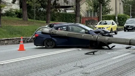 Stâlp de electricitate pus la pământ de o mașină în Suceava. O femeie a ajuns la spital