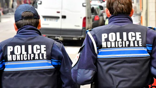 Un bărbat înarmat a luat ostatici în interiorul unui magazin din apropiere de Toulouse. UPDATE: O femeie a fost eliberată