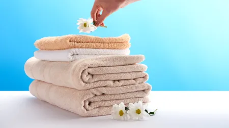 Soluția ieftină pentru a scăpa de mirosul neplăcut al prosoapelor după spălare. De ce balsamul nu recomandat în acest caz