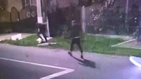 GÂNDUL LIVE. Tânără snopită în bătaie în stradă de un adolescent și lăsată să zacă în șant