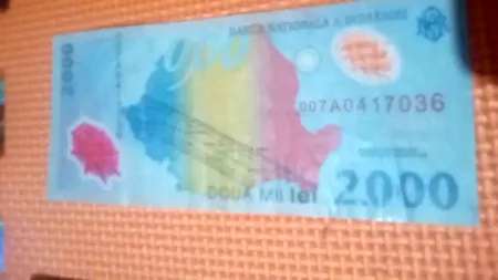 Dacă ai așa ceva casă, te îmbogățești! O bancnotă de 2.000 de lei cu eclipsa din 1999 se vinde cu 50.000 RON acum, în 2022