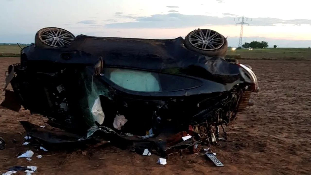 SURPRIZĂ într-un Porsche făcut praf pe câmp: două sacoșe PLINE CU LIRE STERLINE