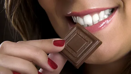 CURĂ DE SLĂBIRE. Cum poți scăpa de kilogramele în plus cu ajutorul ciocolatei, al vinului roșu și al brânzei