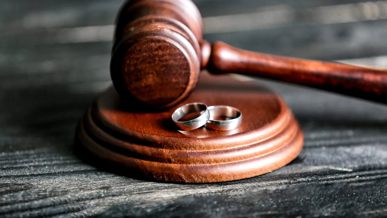 Situație desprinsă din filme în Italia. Doi soți care au mers să divorțeze au descoperit că nu au fost niciodată căsătoriți. Ce s-a întâmplat, de fapt