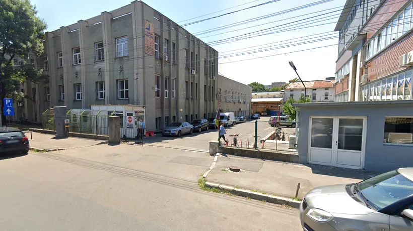 Un angajat al unei fabrici din București a căzut 5 metri în gol, în puțul unui lift. Care e starea bărbatului, în vârstă de 48 de ani