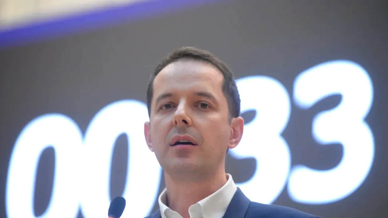 Purtătorul de cuvânt al USR, Cristian Seidler, susține o conferință despre decizia CCR privind pensiile speciale ale magistraților