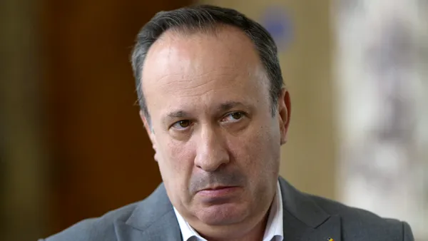 Austeritate cu portițe. Adrian Câciu acuză Guvernul Bolojan că „FENTEAZĂ legea”. Cum a ocolit șeful Cancelariei interdicția privind mașinile noi