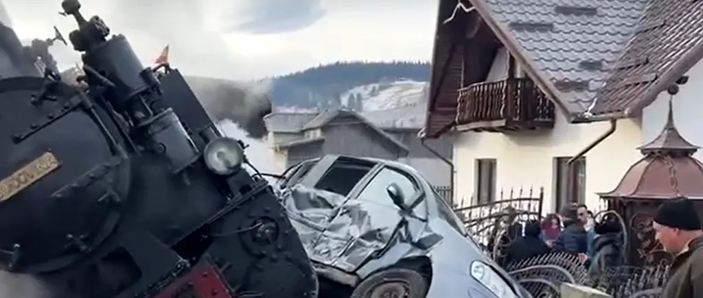 Trenul turistic Mocănița s-a RĂSTURNAT, după impactul cu o mașină. Momente de spaimă pentru turiști - VIDEO