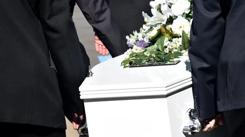 Un bărbat de 42 de ani, răpus de COVID, nu poate fi înmormântat, deoarece întreaga sa familie este infectată