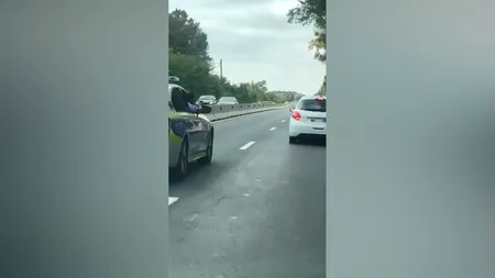 VIDEO | Bărbat oprit de polițiști cu focuri de armă pe DN 1, la Ciolpani, după ce a furat o mașină dintr-un mall din Capitală: „Sunt stăpânul lumii”
