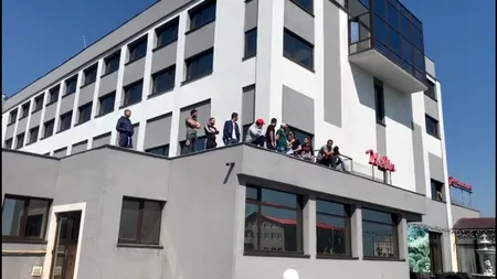 PROTEST la Craiova. Zeci de oameni s-au urcat pe un hotel, supăraţi că nu pot ieşi din carantină: Ne-au sechestrat!