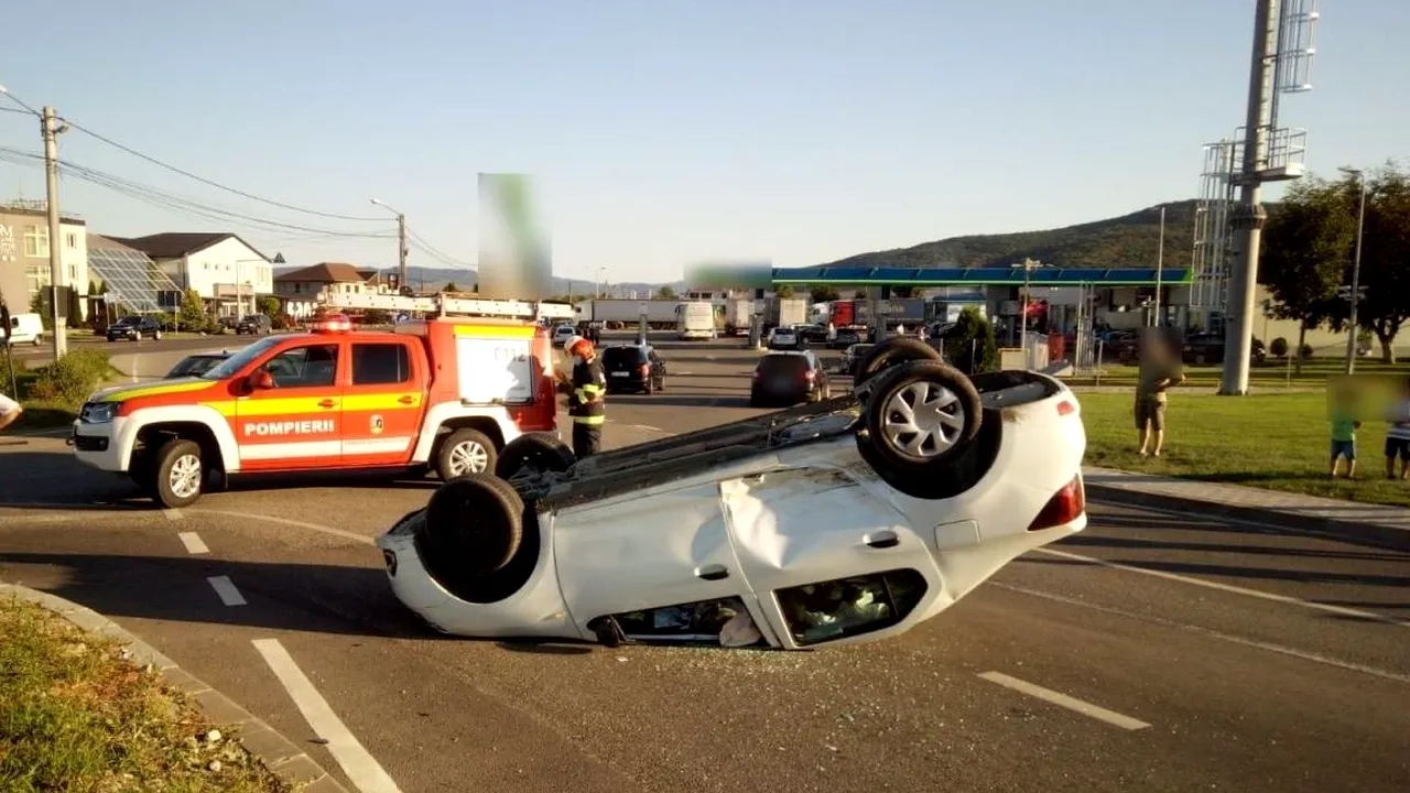 Accident în Bistrița-Năsăud: o mașină cu doi copii, răsturnată pe șosea