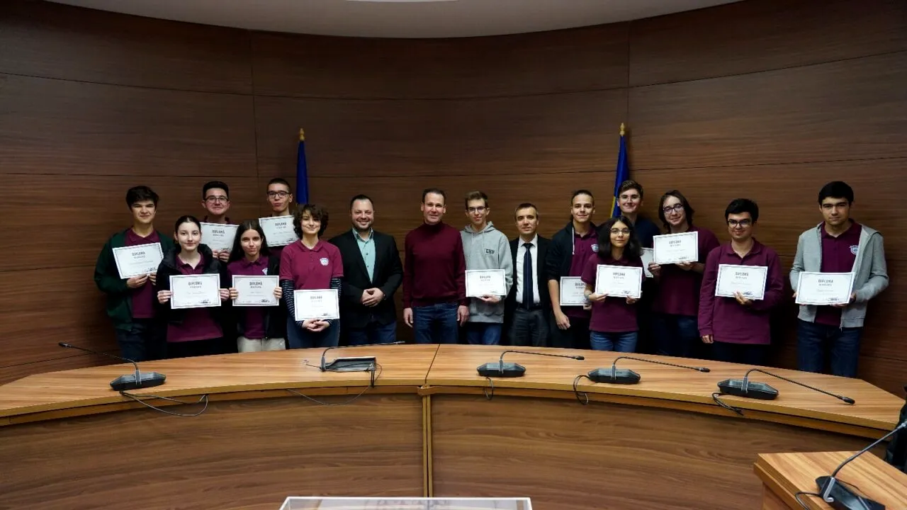 FOTO | Premii de câte 10.000 de lei pentru elevii olimpici din Sectorul 3