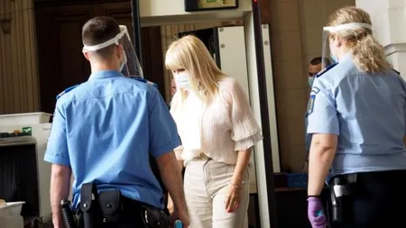 FOTO. Elena Udrea, cu mască la Curtea de Apel, pentru un nou termen în dosarul campaniei electorale din 2009
