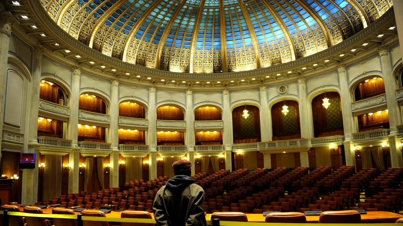 Peste 10.000 de vizitatori au trecut prin Parlament de Ziua Porților Deschise