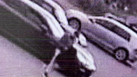 „Hoțul cu Porsche”: Român, acuzat că a jefuit 10 supermarketuri într-o singură zi. Ce metodă folosea